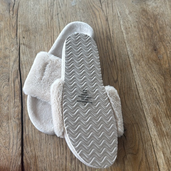 NWT Express fluffy slippers - Picture 2 of 2